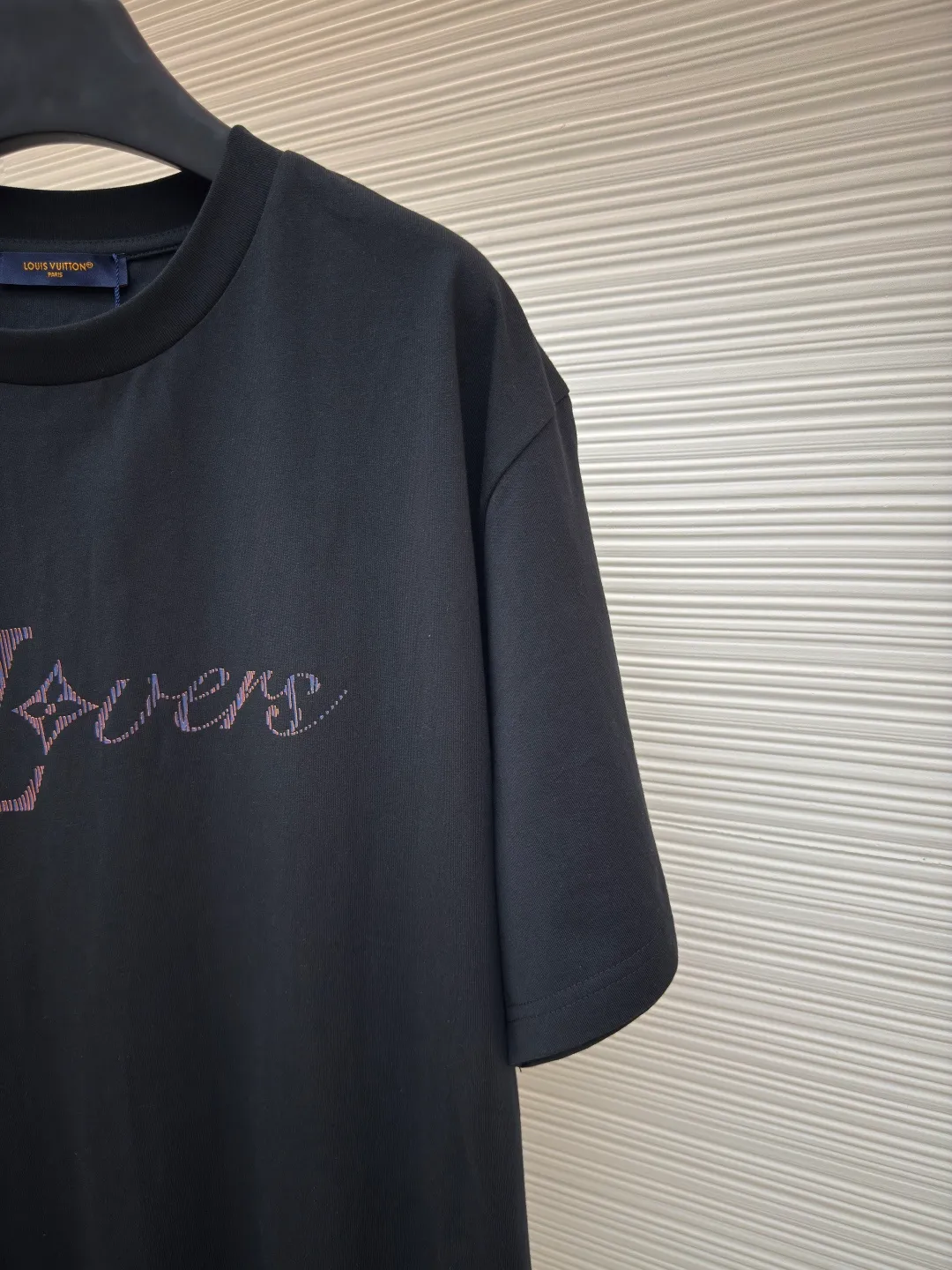 LOUIS VUITTON sequin letter short sleeves ●Authentic product: Purchased and developed by 8989 ●Item number: 1680196-A00 ●Fabric: single yarn compact fine cotton ●Technology: wool washed ●Version: fitted version ●Weight: about 310 grams ●Size: S-M-L-XL ●Description: Made of combed cotton fabric, 100% cotton, the fabric is custom-woven and dyed, the upper body is supple, and the sequined embroidered letters make the garments gorgeous, high-end, brand-element, colorful, and the first choice for contemporary young people. The heavy-duty sequin embroidery uses imported embroidery machines, YB has consistent positioning, and is three-dimensional and full! There are requirements for the machine, the sequins are tightly arranged and orderly, loose version, the same style for men and women!